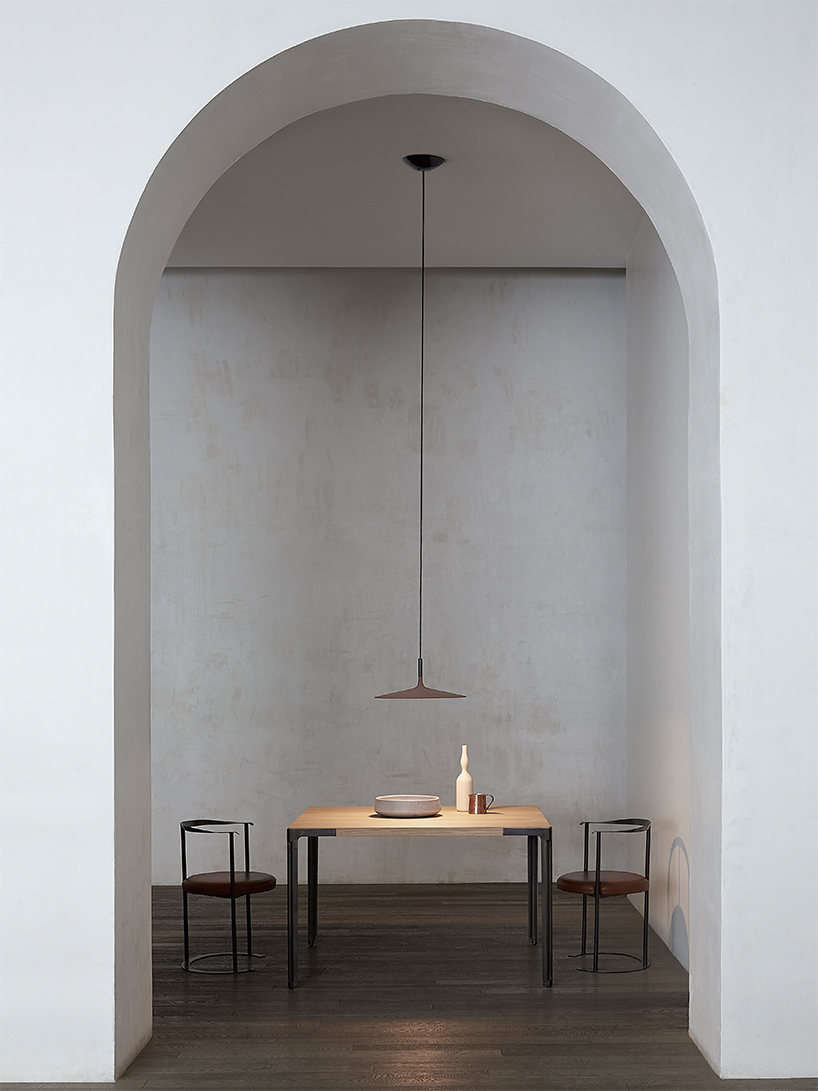 foscarini to debut aplomb large, a UFO-shaped concrete lamp