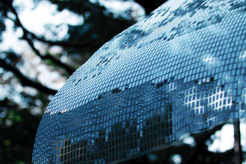 swell installation by we+ vizualizes the movement of wind and light