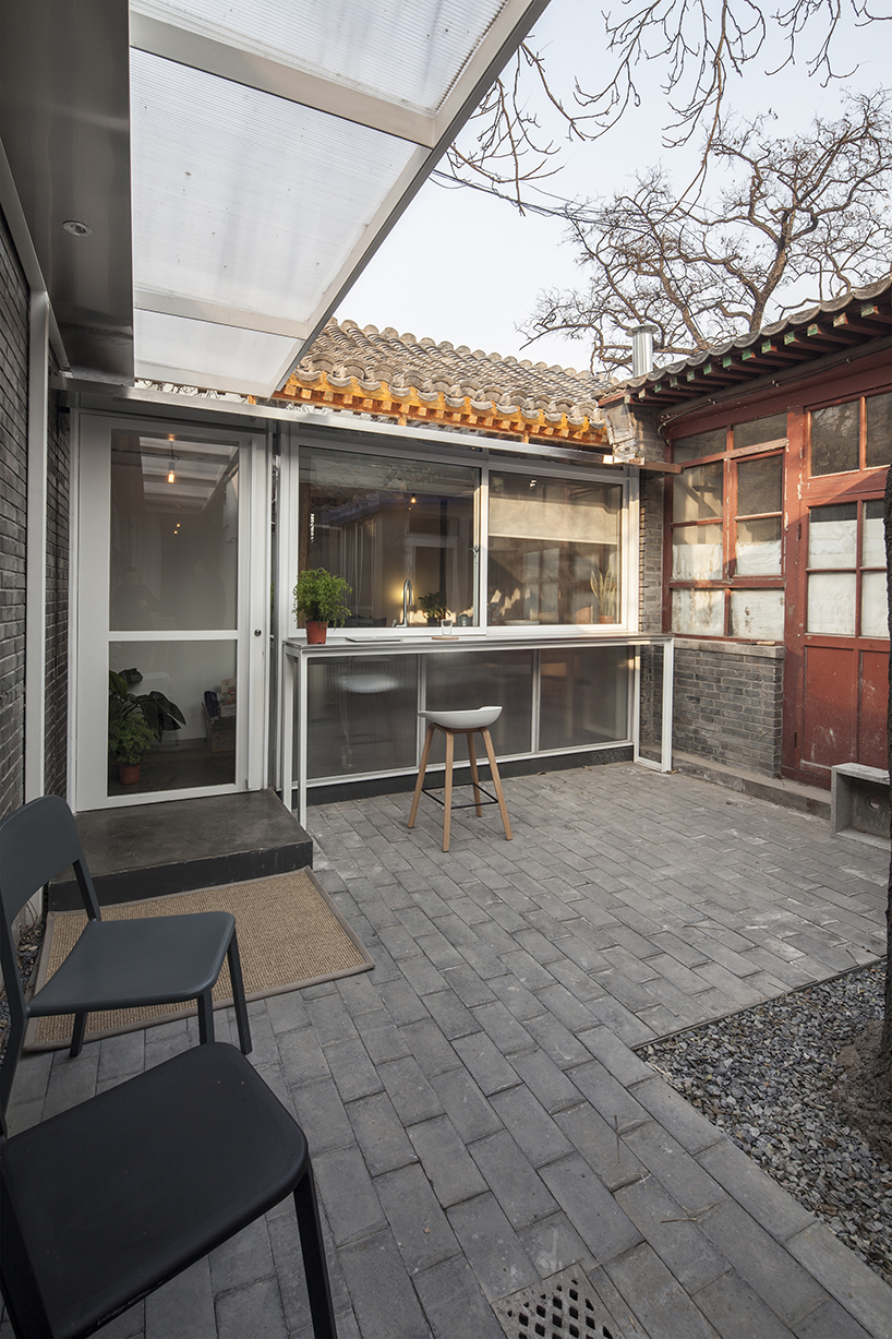 OEU-ChaO transforms beijing hutong into a cosy, cabin-like home