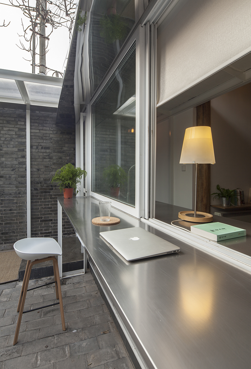OEU-ChaO transforms beijing hutong into a cosy, cabin-like home