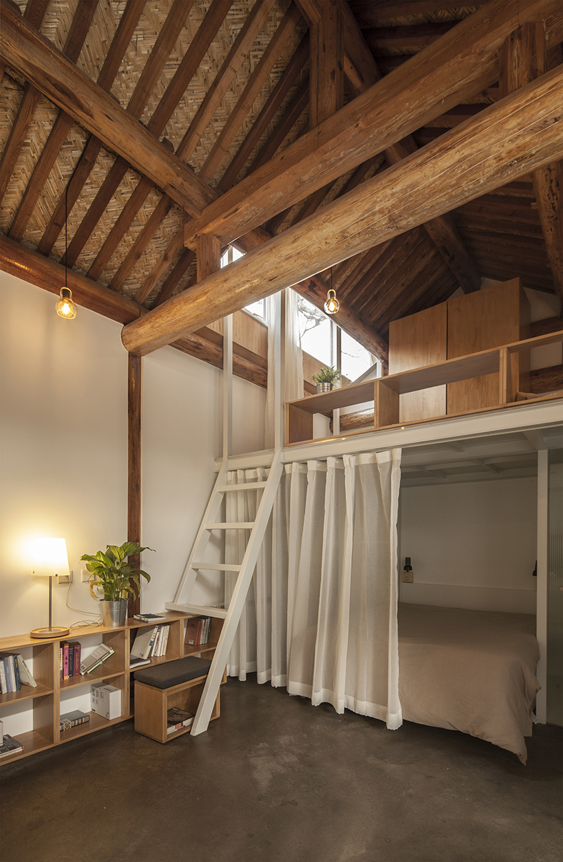 OEU-ChaO transforms beijing hutong into a cosy, cabin-like home