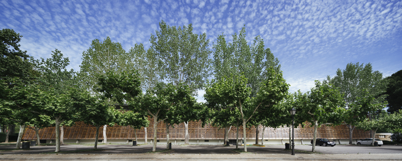 beta.0 clads a riding arena in madrid in a latticed wood façade