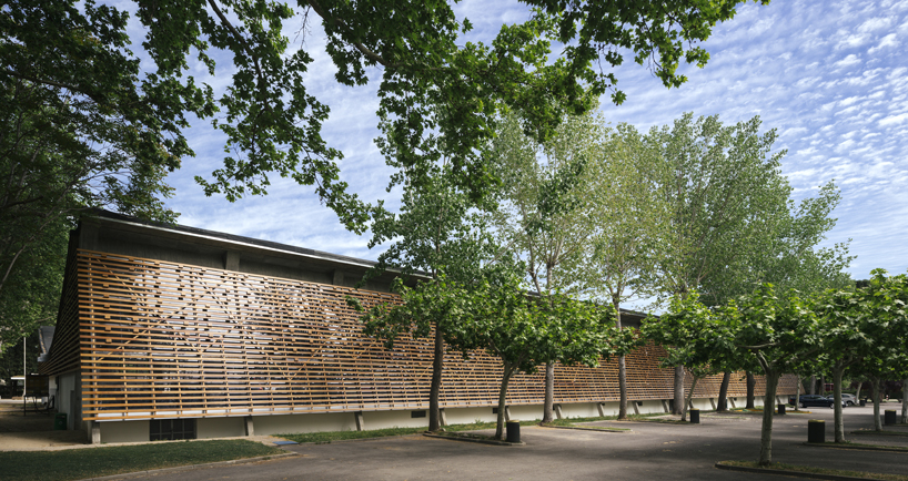 beta.0 clads a riding arena in madrid in a latticed wood façade