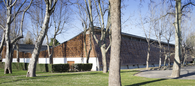 beta.0 clads a riding arena in madrid in a latticed wood façade