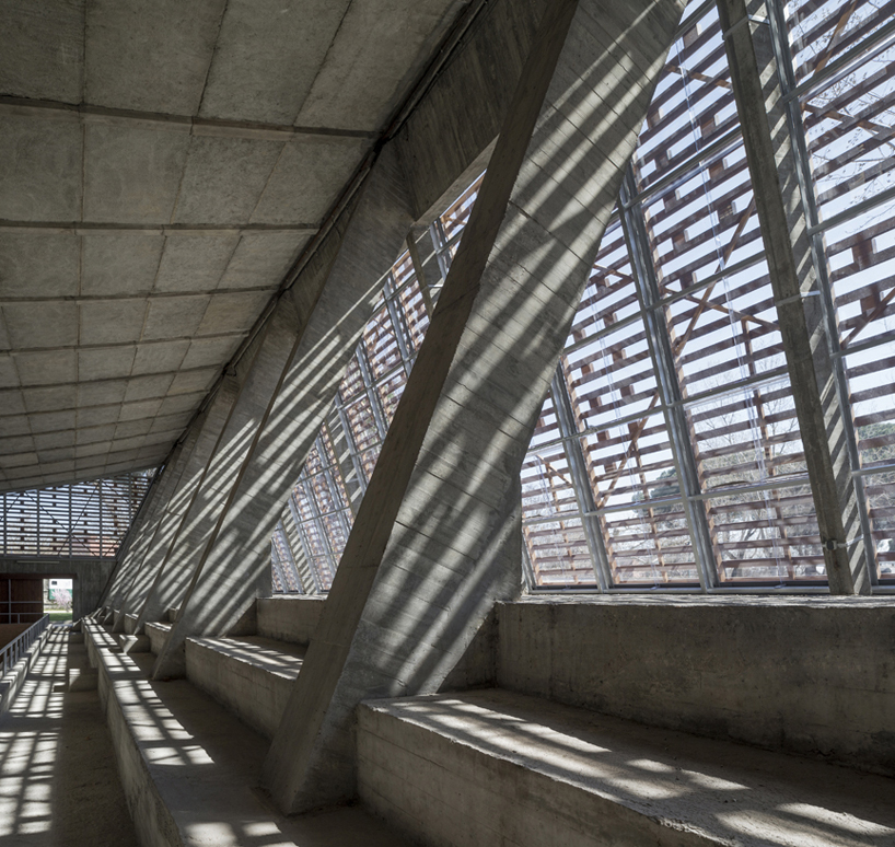 beta.0 clads a riding arena in madrid in a latticed wood façade