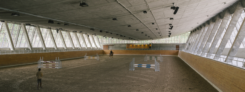 beta.0 clads a riding arena in madrid in a latticed wood façade