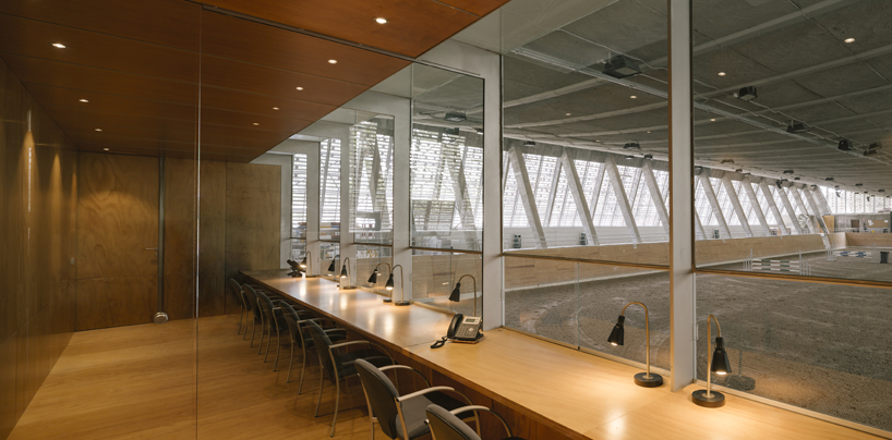 beta.0 clads a riding arena in madrid in a latticed wood façade