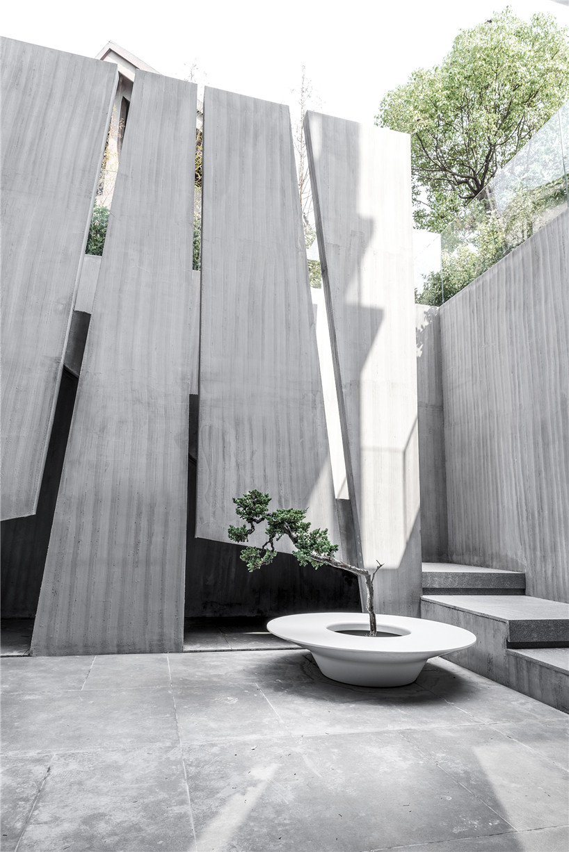 wei yi design creates a family home of monochrome + marble in nanjing, china