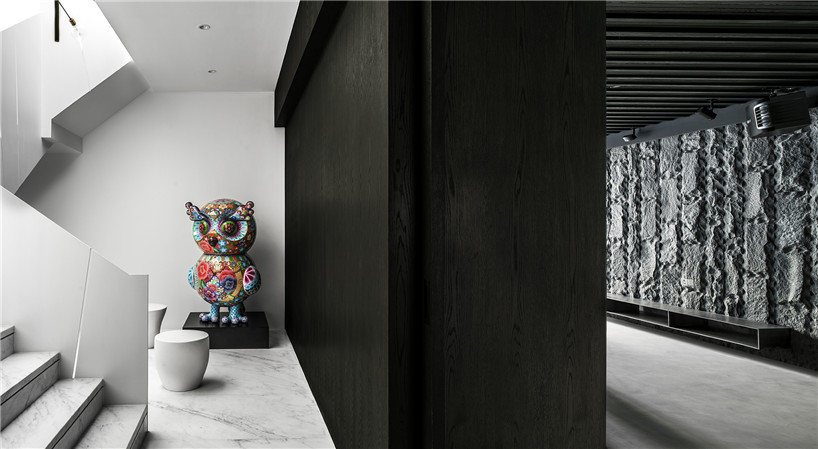 wei yi design creates a family home of monochrome + marble in nanjing, china