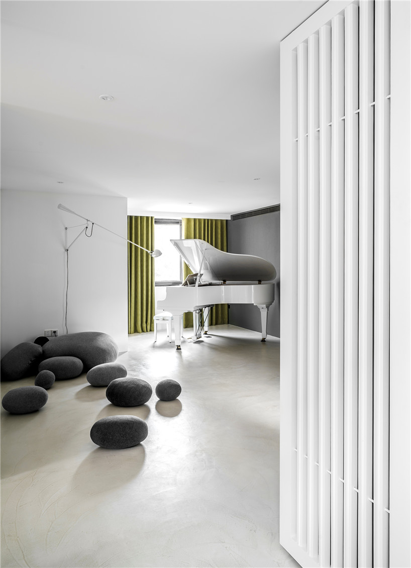 wei yi design creates a family home of monochrome + marble in nanjing, china