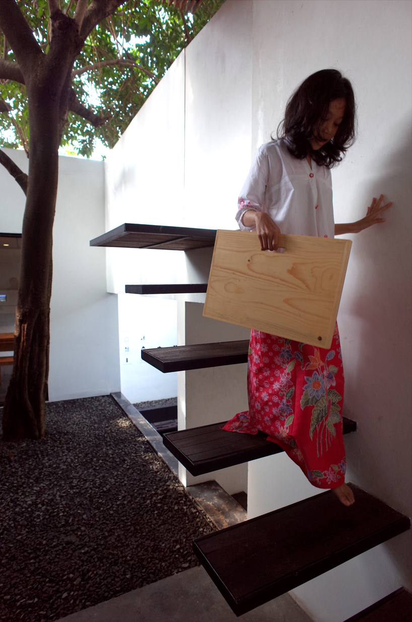 PITA produces a lightweight, flatpack table for on-the-go study