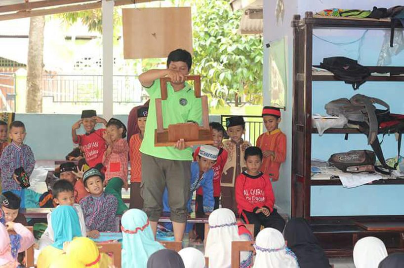 PITA produces a lightweight, flatpack table for on-the-go study