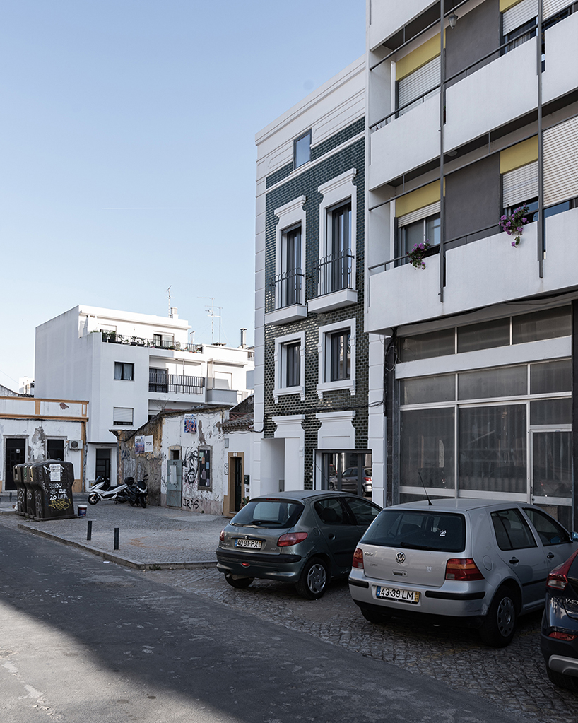 Um atelier corpo cola partes das fachadas de azulejos e esquadrias a um edifício em Portugal
