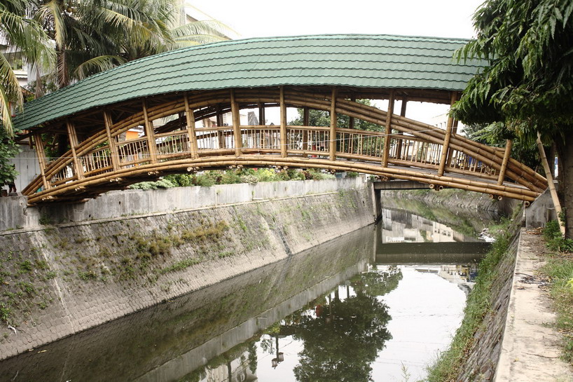 indonesian architects without borders bamboo bridge solo designboom