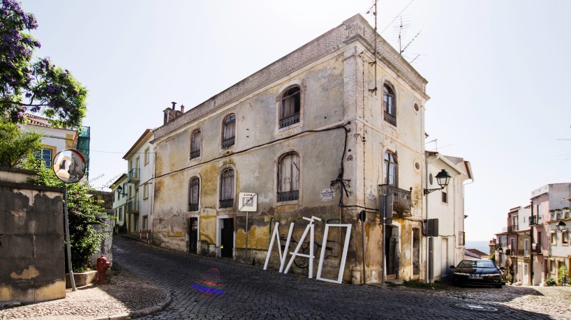 barato creates NÃO installation as an urban narrative in abrantes, portugal
