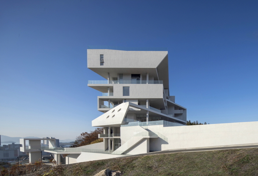 IDMM architects stacks angular concrete volumes to compose immersive hotel in korea