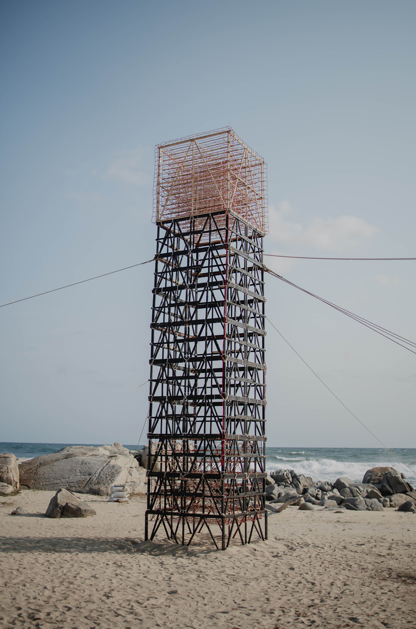 La instalación de la torre pirotécnica de S-AR ilumina el cielo nocturno en la Feria del Diseño de México 2022