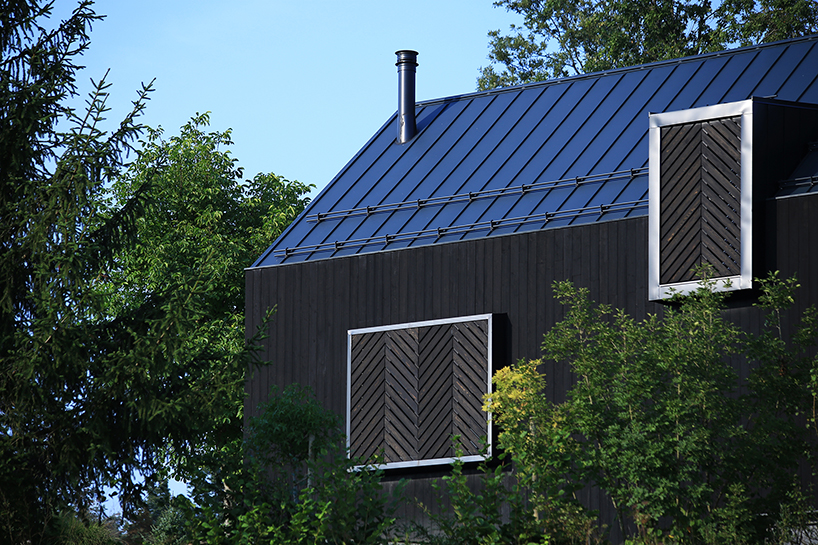 tomislav soldo embeds black-wooden countryhouse in the upperlands of croatia