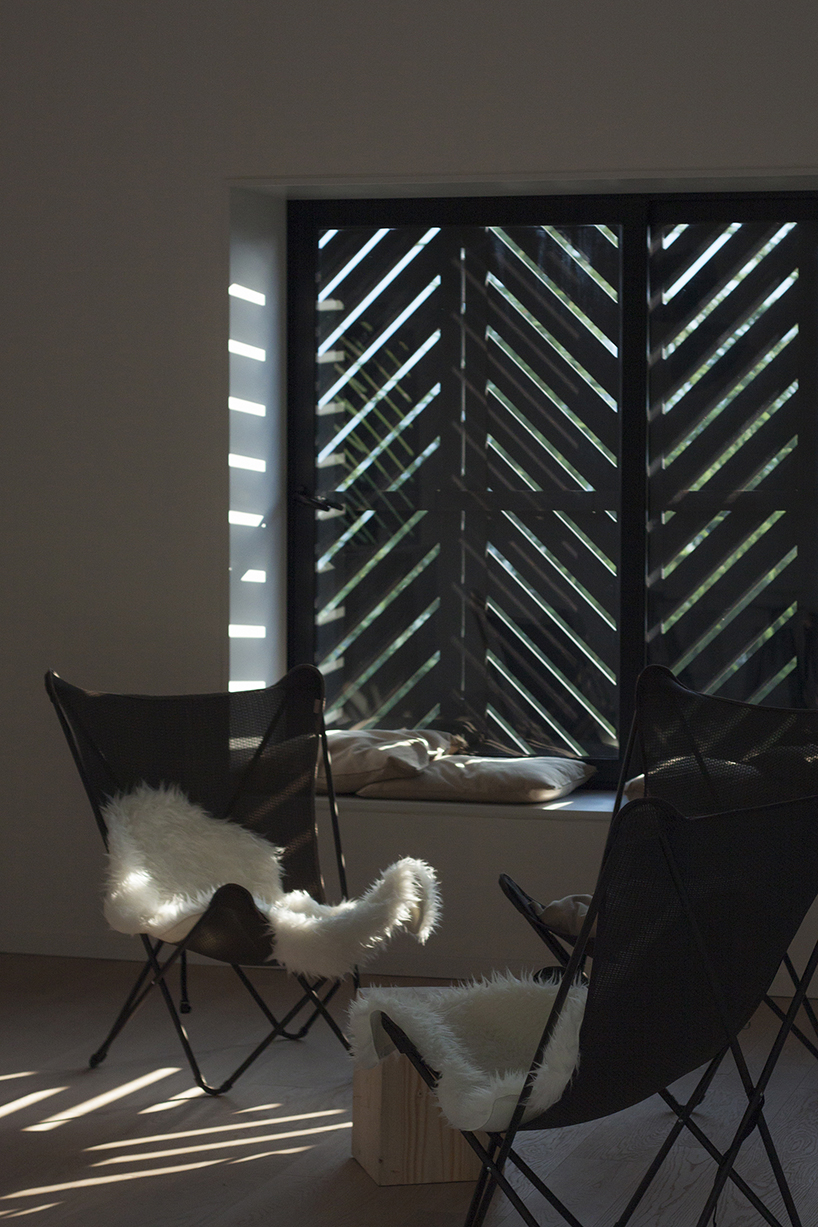 tomislav soldo embeds black-wooden countryhouse in the upperlands of croatia