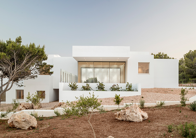 nomo-studio-catwalk-house-spain-03-22-19 designboom