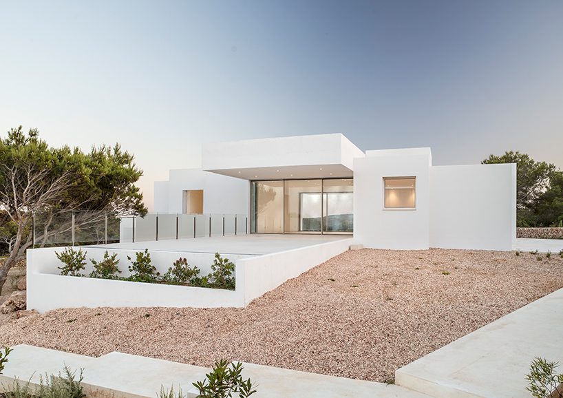 nomo-studio-catwalk-house-spain-03-22-19 designboom