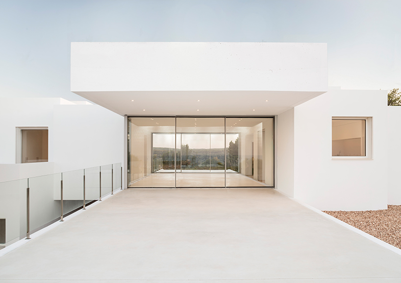 nomo-studio-catwalk-house-spain-03-22-19 designboom