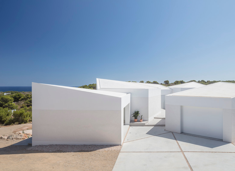 Nomo Studio Lifts White Polyhedral Volumes Above Spanish Landscape