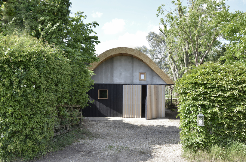boano prišmontas nestles barn-like art gallery in rural hertfordshire