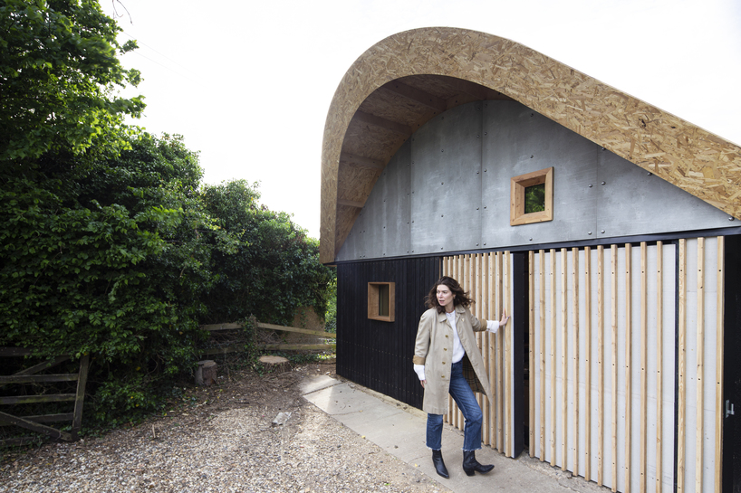 boano prišmontas nestles barn-like art gallery in rural hertfordshire