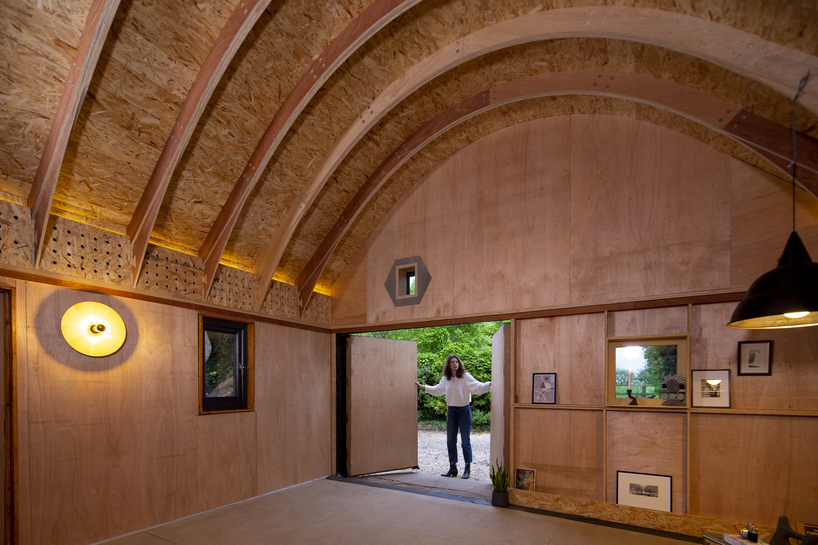 boano prišmontas nestles barn-like art gallery in rural hertfordshire
