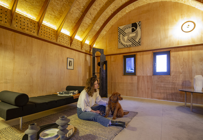 boano prišmontas nestles barn-like art gallery in rural hertfordshire