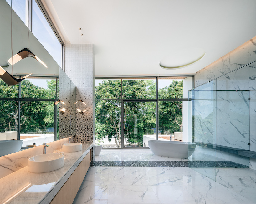 flat12x cantilevers the 'anavilla' house for a family in the south of thailand