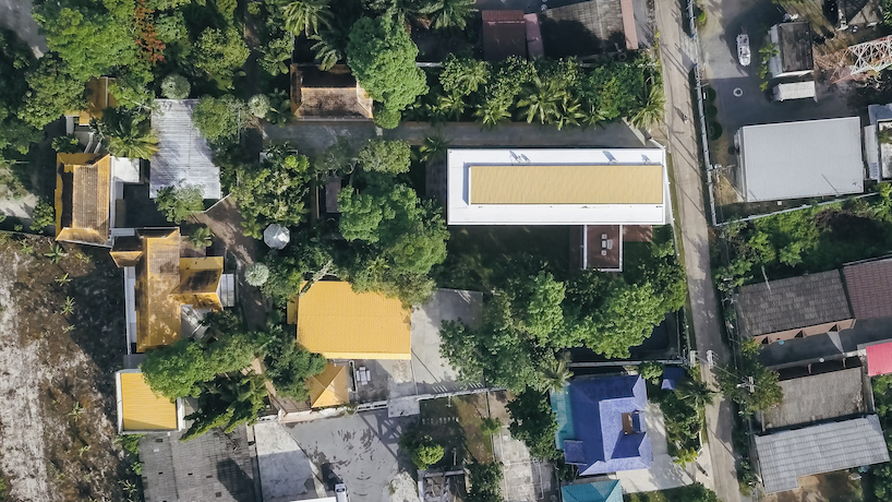 flat12x cantilevers the 'anavilla' house for a family in the south of thailand