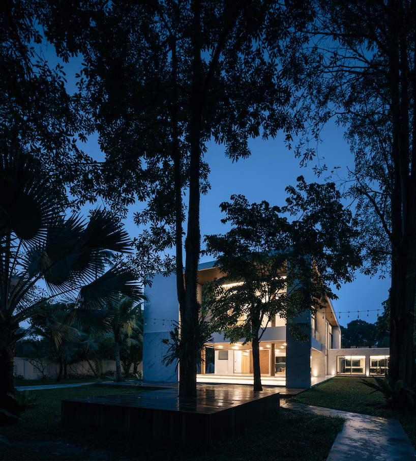 flat12x cantilevers the 'anavilla' house for a family in the south of thailand