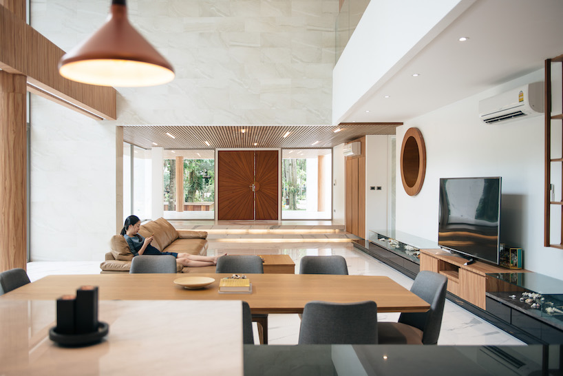 flat12x cantilevers the 'anavilla' house for a family in the south of thailand