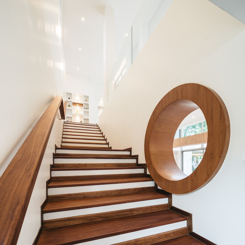 flat12x cantilevers the 'anavilla' house for a family in the south of thailand