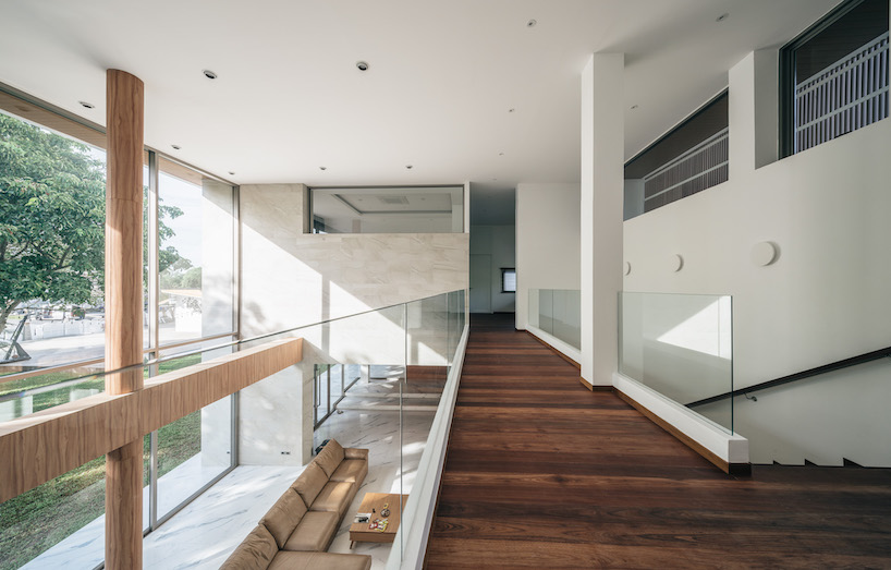 flat12x cantilevers the 'anavilla' house for a family in the south of thailand