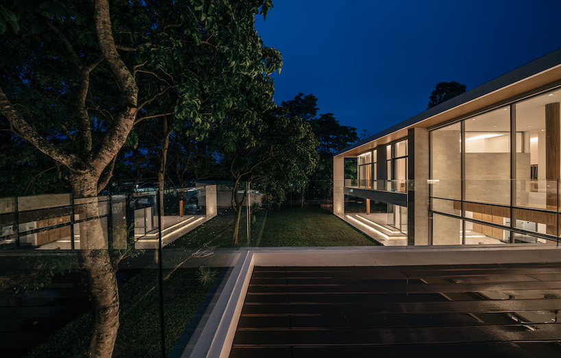 flat12x cantilevers the 'anavilla' house for a family in the south of thailand