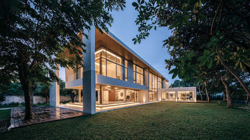flat12x cantilevers the 'anavilla' house for a family in the south of thailand