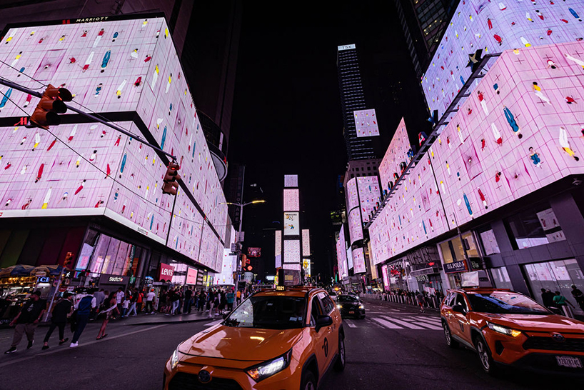 Melompat dari pesenam Olimpiade membentuk warna mengubah warna di NYC Times Square Tag Yuge Zhou