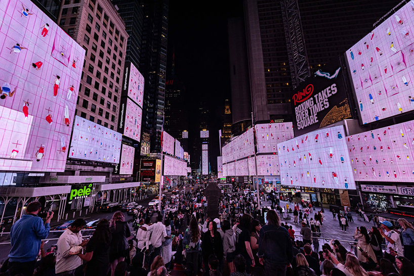 Melompat dari pesenam Olimpiade membentuk warna mengubah warna di NYC Times Square Tag Yuge Zhou