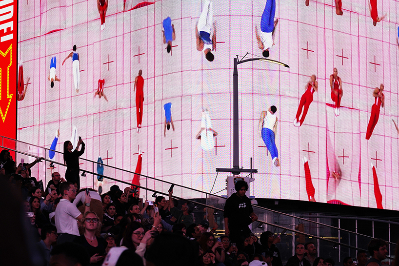 Melompat dari pesenam Olimpiade membentuk warna mengubah warna di NYC Times Square Tag Yuge Zhou