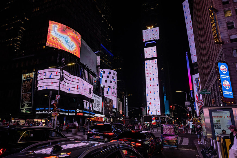 Melompat dari pesenam Olimpiade membentuk warna mengubah warna di NYC Times Square Tag Yuge Zhou