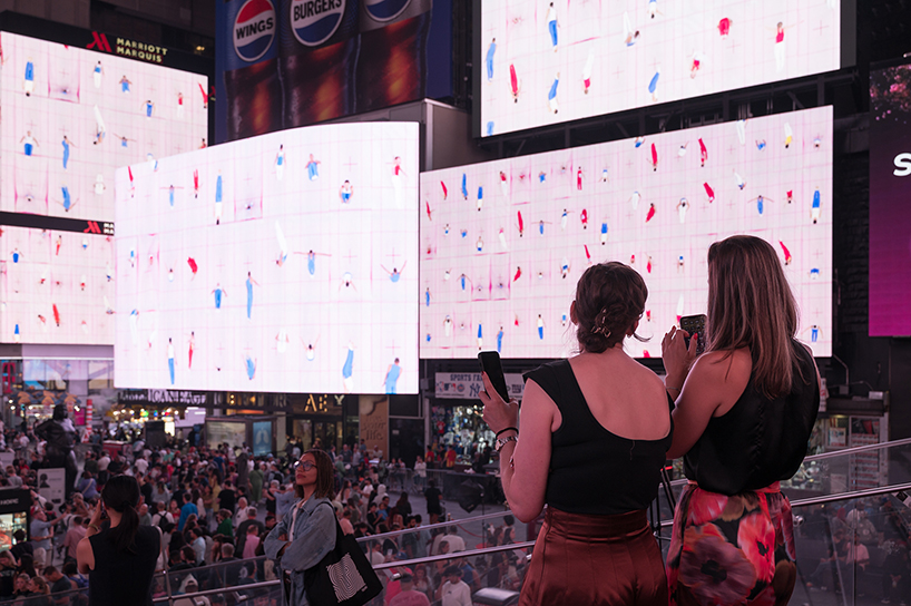 Melompat dari pesenam Olimpiade membentuk warna mengubah warna di NYC Times Square Tag Yuge Zhou