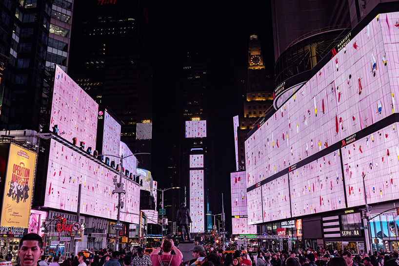 Melompat dari pesenam Olimpiade membentuk warna mengubah warna di NYC Times Square Tag Yuge Zhou