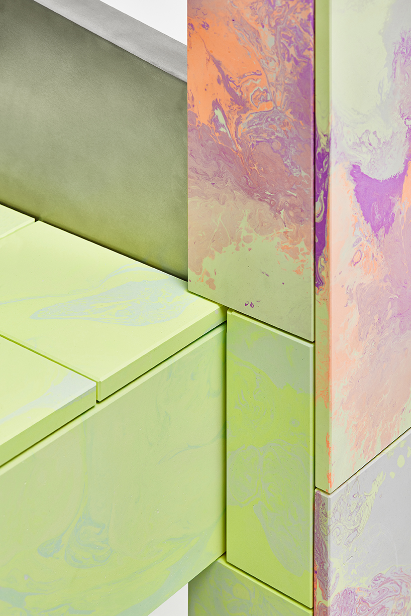 HiTENCHO une paneles de contrachapado de pino con espuma de poliuretano de colores para el nuevo altavoz