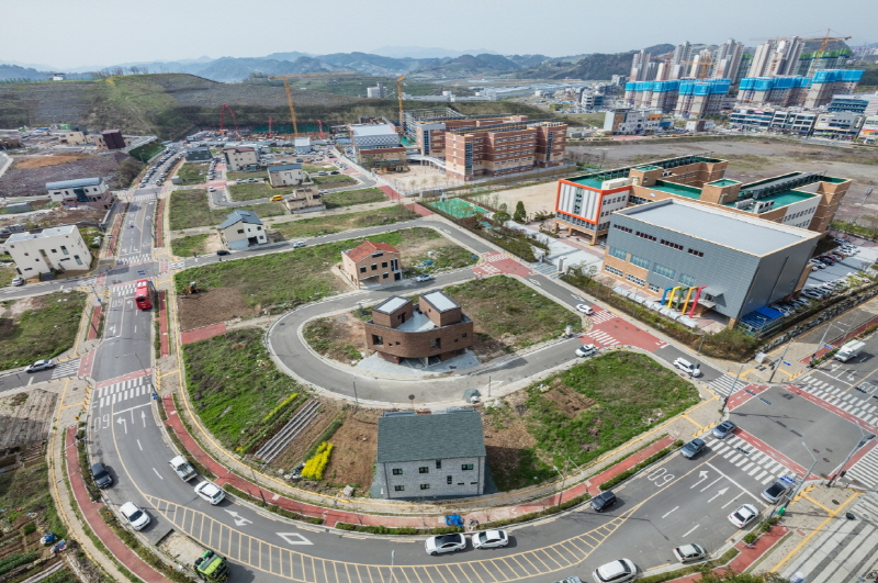 2m2 architects' rental house in south korea pays homage to pop culture's boombox