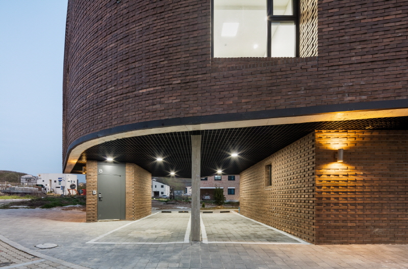 2m2 architects' rental house in south korea pays homage to pop culture's boombox