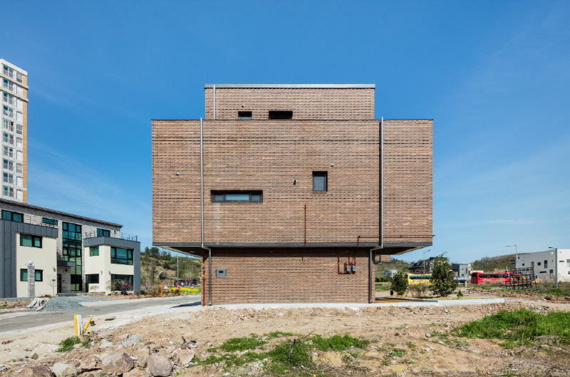 2m2 architects' rental house in south korea pays homage to pop culture's boombox