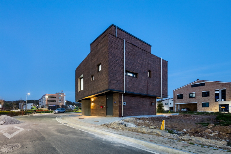 2m2 architects' rental house in south korea pays homage to pop culture's boombox